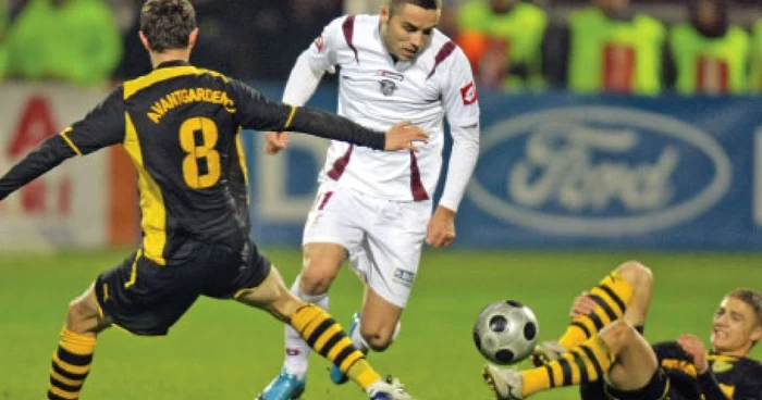 Ioniţă (în alb) speră că va pleca la Köln din postura de campion al României 