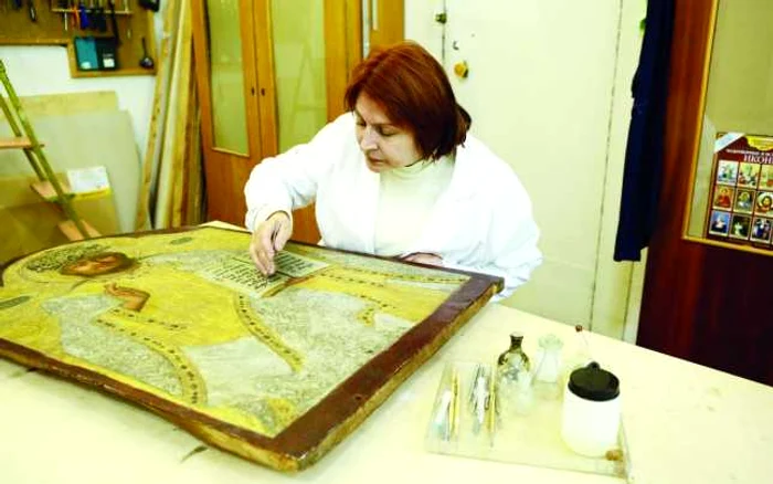 Elena Grigoraşenco lucrează la o icoană ce urmează să fie expusă, alături de alte obiecte vechi, în Italia FOTOGRAFII: DUMITRU GONCEAR