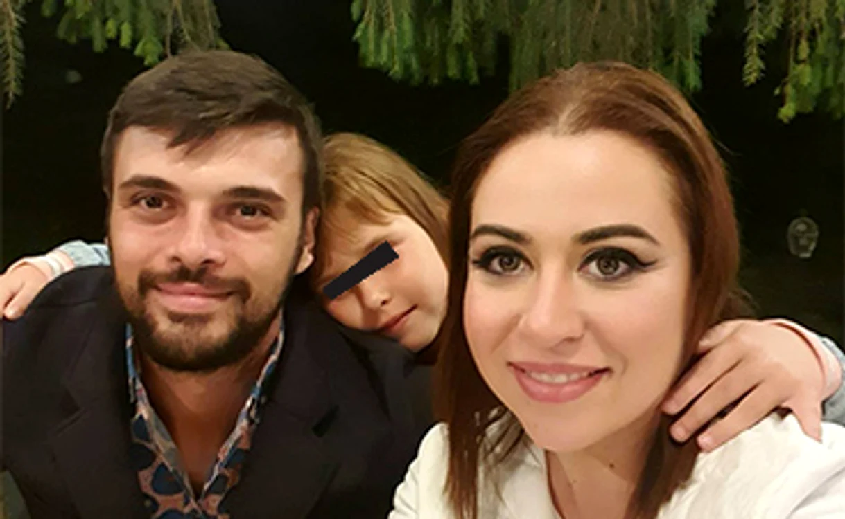 
    Ei îşi adoră fetiţa   