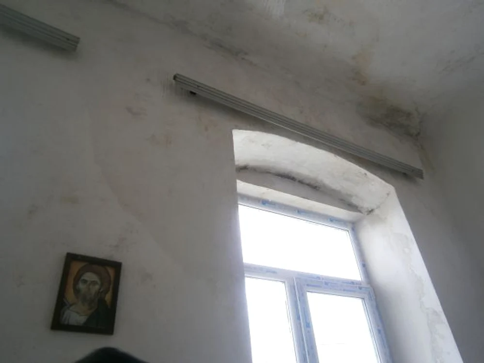 Apa s-a înfiltrat în pereţi într-unul din saloane
