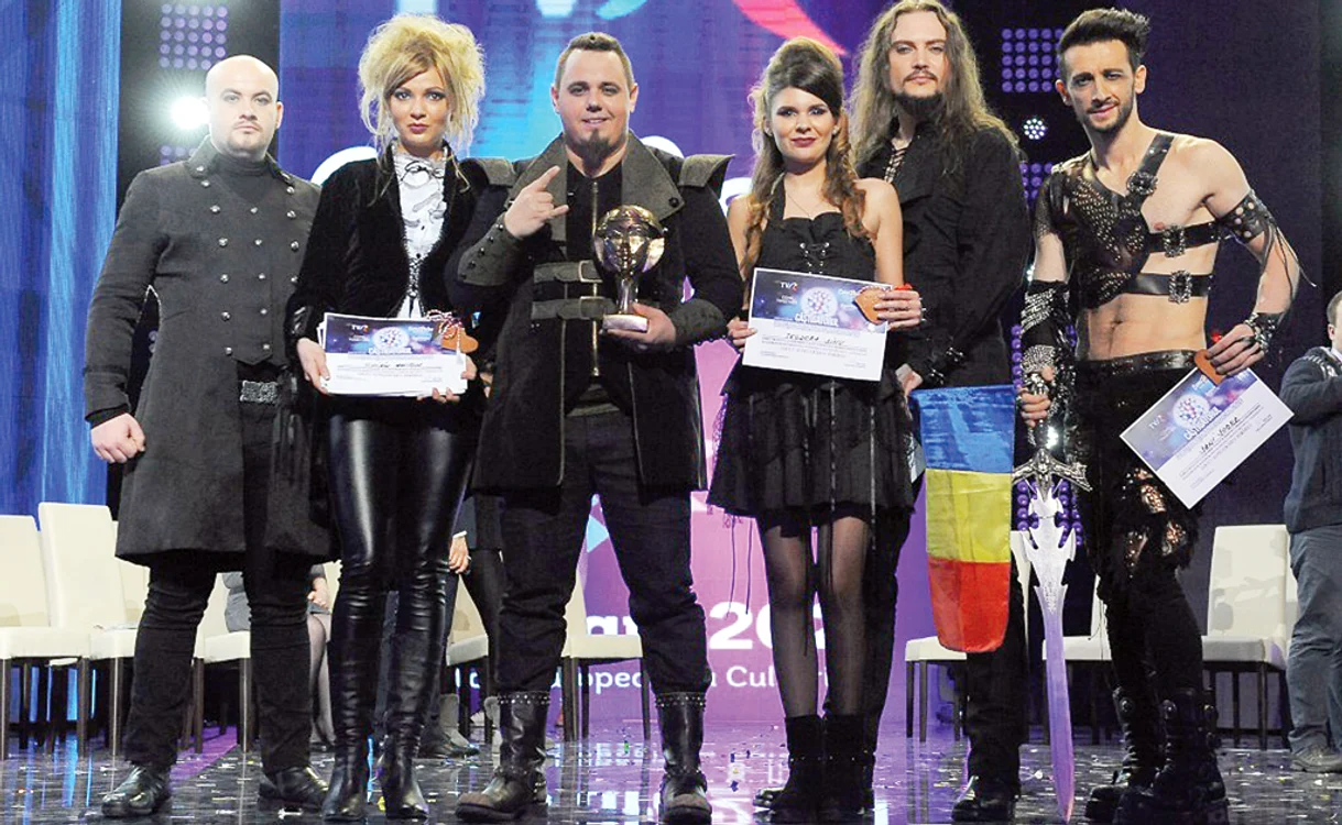 
    Ovidiu Anton a câştigat Finala naţională  Eurovision alături de o echipă formată chiar de el.  Din păcate, TVR a pus-o deja pe liber pe solista  Teodora Dinu (foto mijloc), dar urmează şi alţii  