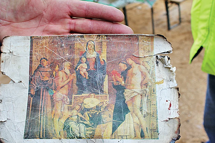 Icoana, singurul obiect rămas  aproape intact în urma flăcărilor