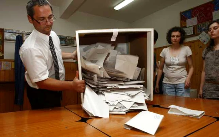 Urnele de vot nu vor mai fi sigilate conform Ordonanţei de Urgenţâ care a modificat legea referendumului FOTO: Mediafax