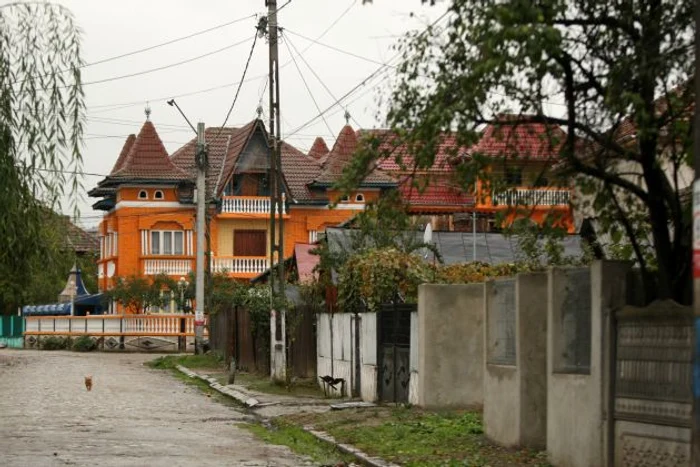 Rromii din Strehaia şi-au ridicat adevărate palate. Foto: arhivă