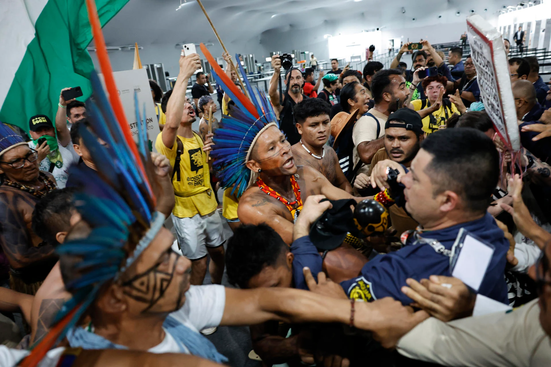 Ciocnire între protestatari și forțele de securitate la conferința climatică COP30