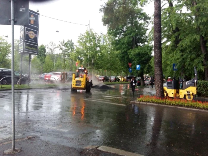 Asfaltare pe timp de ploaie in Bucuresti foto Realitatea 