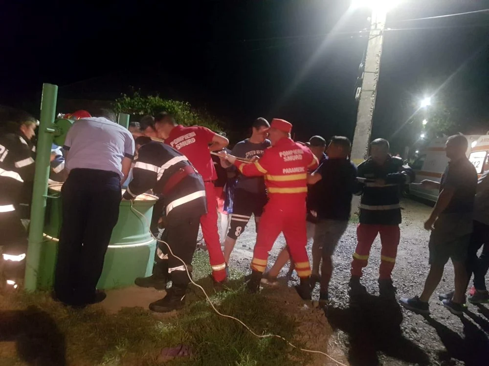 
    Femeia a fost scoasă din fântână în 15 minuteFoto: adevarul.ro  