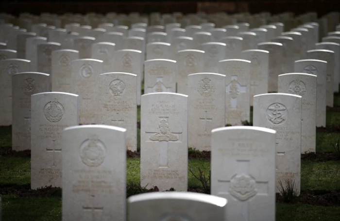 
    O monedă lăsată pe o piatră funerară are o semnificație foarte importantăFoto Getty  