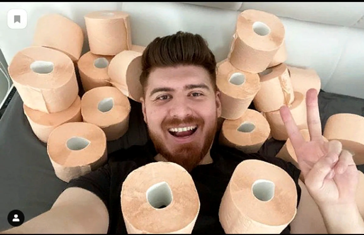 Vloggerul Alexandru „Colo” Bălan îl imită pe Hitler și se amuză Sursa foto: arhivă proprie, Instagram