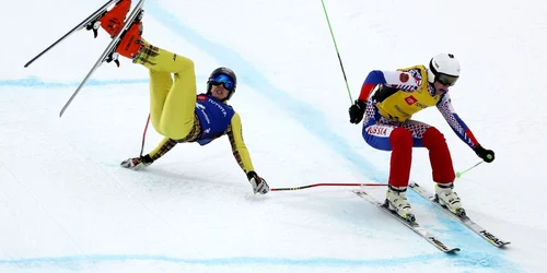 Neamţul Tim Henkeon cade lângă rusul Maxim Vikhrov înainte de linia de sosire în cadrul competiţiei Cross Men Ski Cross la Solitude Mountain Resort în timpul Campionatelor Mondiale FIS în Solitude Utah Statele Unite ale Americii FOTO EPA -EFE / Jeff 