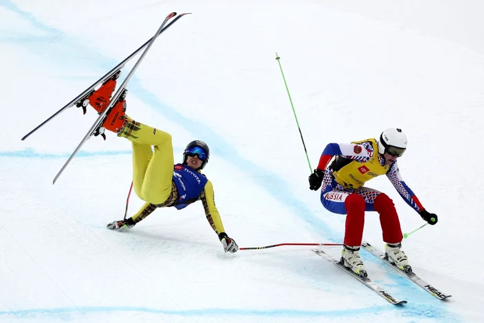 Neamţul Tim Henkeon cade lângă rusul Maxim Vikhrov înainte de linia de sosire în cadrul competiţiei Cross Men Ski Cross la Solitude Mountain Resort în timpul Campionatelor Mondiale FIS în Solitude Utah Statele Unite ale Americii FOTO EPA -EFE / Jeff 