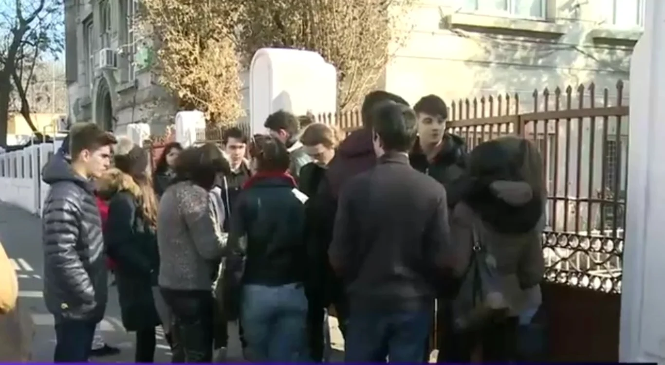 
    Zeci de elevi au protestat ieri în favoarea profesorului de matematică (Capturi.Digi24)  