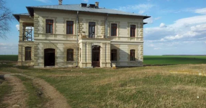 Celebru în prima jumătate a secolului XIX, conacul lui Alexandru Marghiloman de la Hagieşti este astăzi o ruină FOTO: M.S.