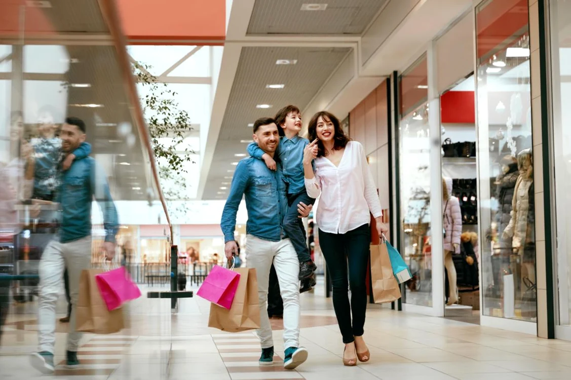 Familie cu un copil într-un mall