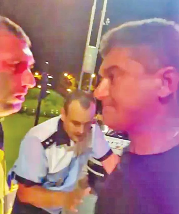 
    Cristian Boureanu a căzut lat, după ce a încasat un pumn de la polițistul pe care l-a lovit în zona inghinalăfoto: captură Video Observator  