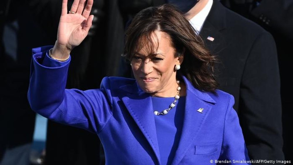 „Mai rea decât o maimuță cu un buton nuclear” sau „o femeie nebună cu un râs nebun”. Cum încearcă propaganda rusă să o distrugă pe Kamala Harris