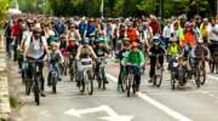 Copiii au deschis coloana bicicliştilor FOTO Vitalie Brega