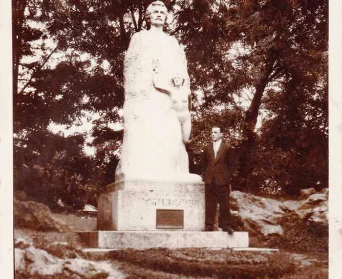 statuie eminescu galati