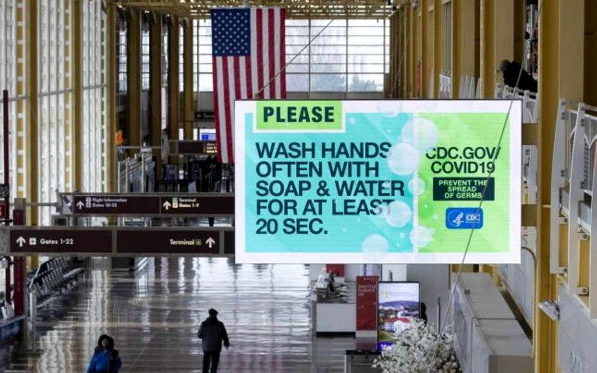 Notificare măsuri de igienă coronavirus la aeroportul Ronald Reagan din Virginia 25 martie 2020 FOTO EPA-EFE