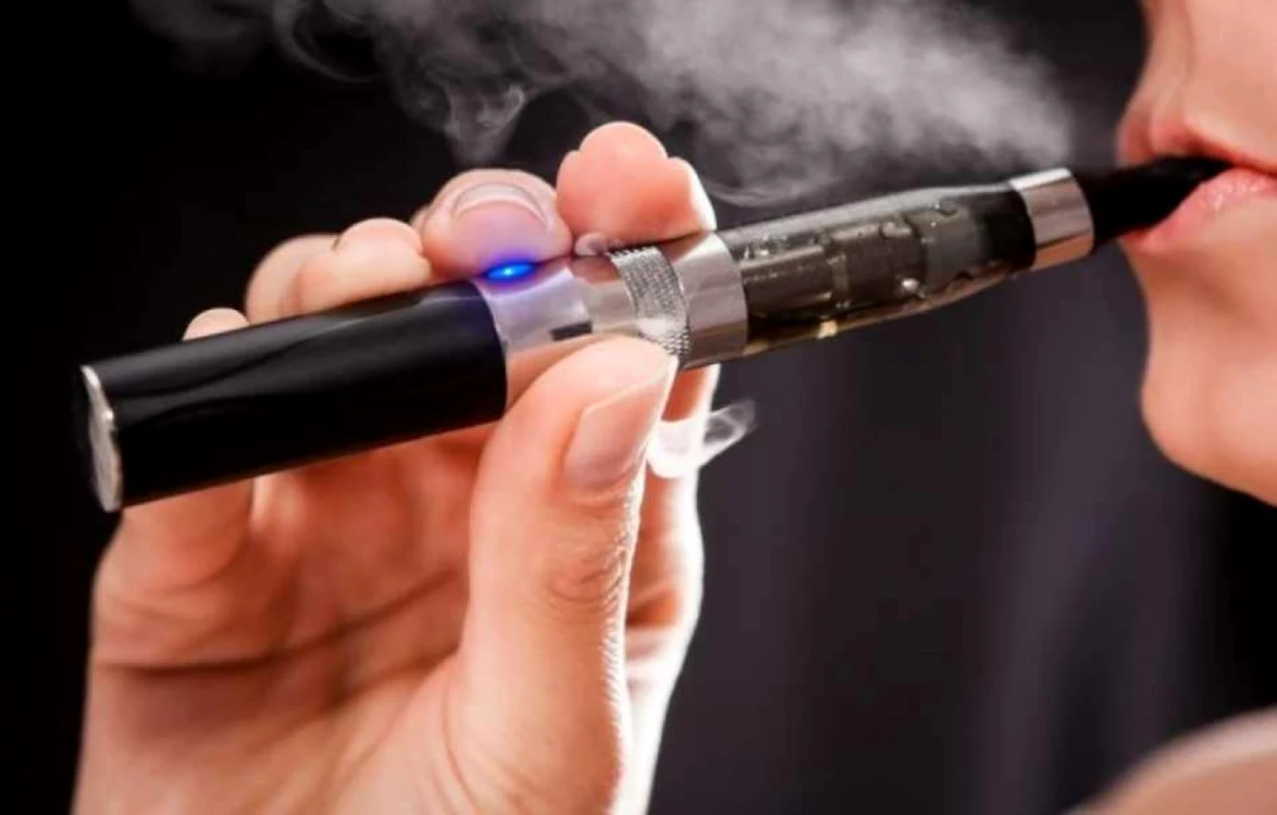 Specialiştii suţin că ţigara electronică este la fel de periculoasă ca una normală