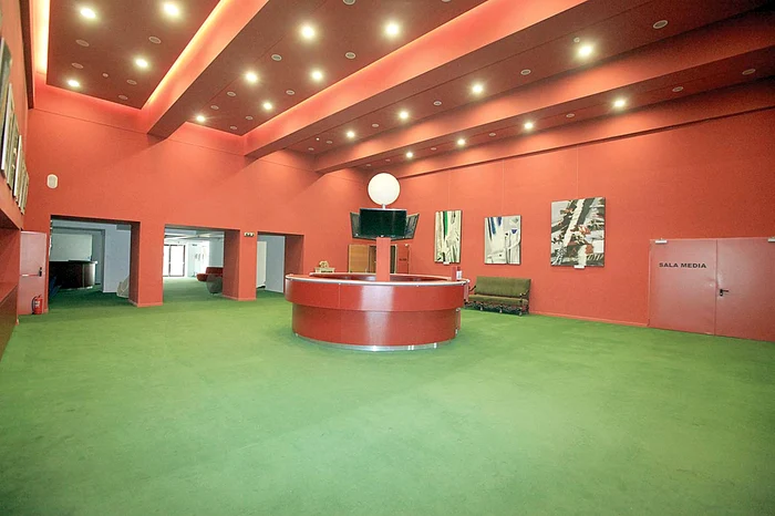 În holul teatrului vor fi ecrane şi case de bilete