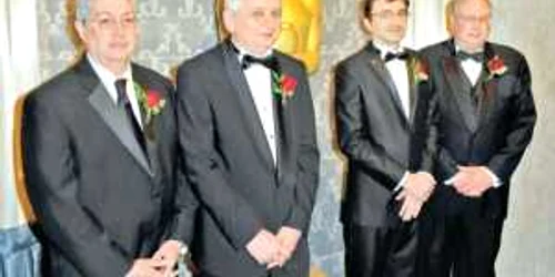 Petru Pop (centru stânga) şi Radu Corlan (centru dreapta), alături de ceilalţi doi colegi   