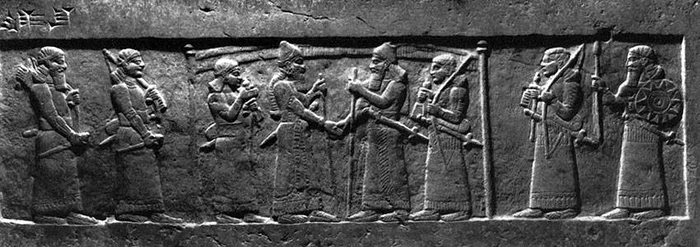 Prima reprezentare cunoscută a unei strângeri de mână e cea din secolul VIII î.Hr. dintre regele Asiriei și cel al Babilonului la pecetluirea unei alianțe