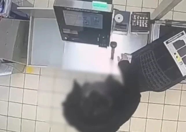 Schema prin care un bucureștean a fentat casele self-pay de la un supermarket: plătea o sumă și fura produse de zece ori mai scumpe