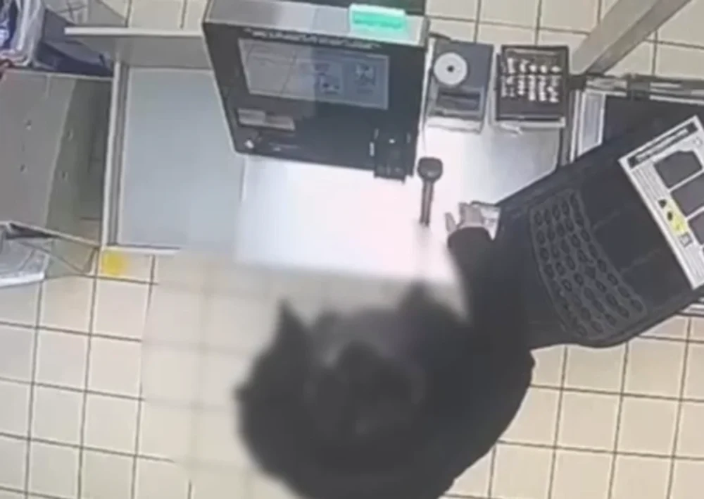 Schema prin care un bucureștean a fentat casele self-pay de la un supermarket: plătea o sumă și fura produse de zece ori mai scumpe