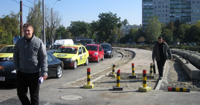 Ieşenii fac slalom printre pilonii de pe pista de biciclişti