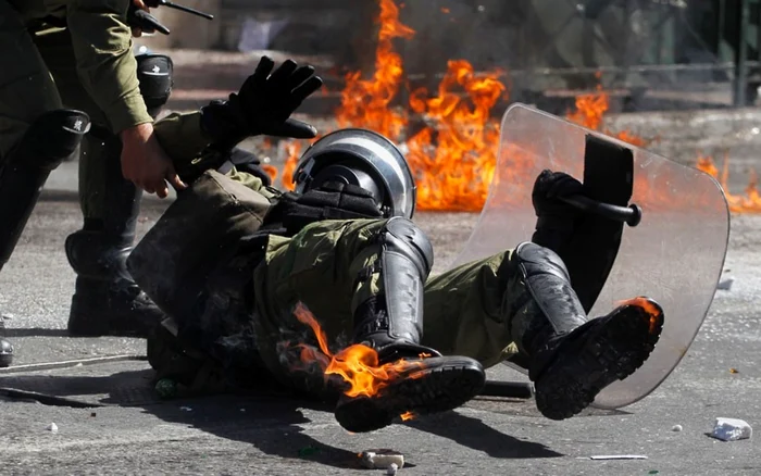 Politist lovit de o bomba cu petrol la Atena FOTO AP