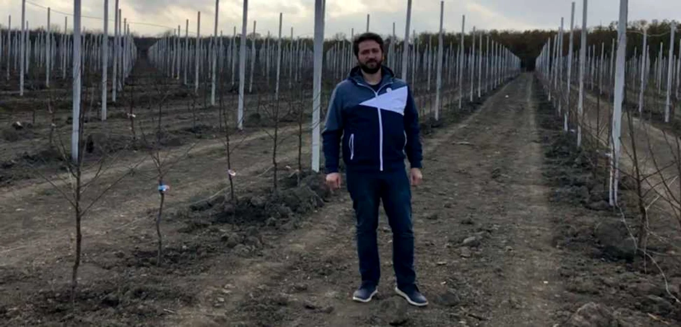 Alexandru Ionuţ Jipa în livada cu cireşi olandezi, plantaţi la sfârşitul lunii octombrie 2018 FOTO Arhivă personală Alexandru Ionuţ Jipa