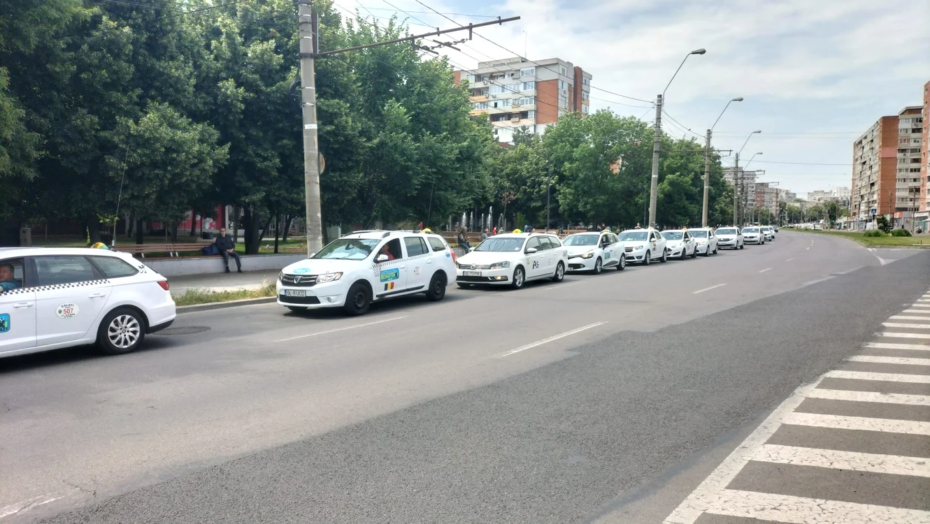 Taximetriștii protestează la Galați FOTO: C. MAZILU