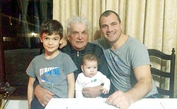 Tablou de familie cu 4 “Ioni”: bunicul, tatăl Ionuţ Iftimoaie şi cei doi nepoţi, Ionuţ şi Ioana