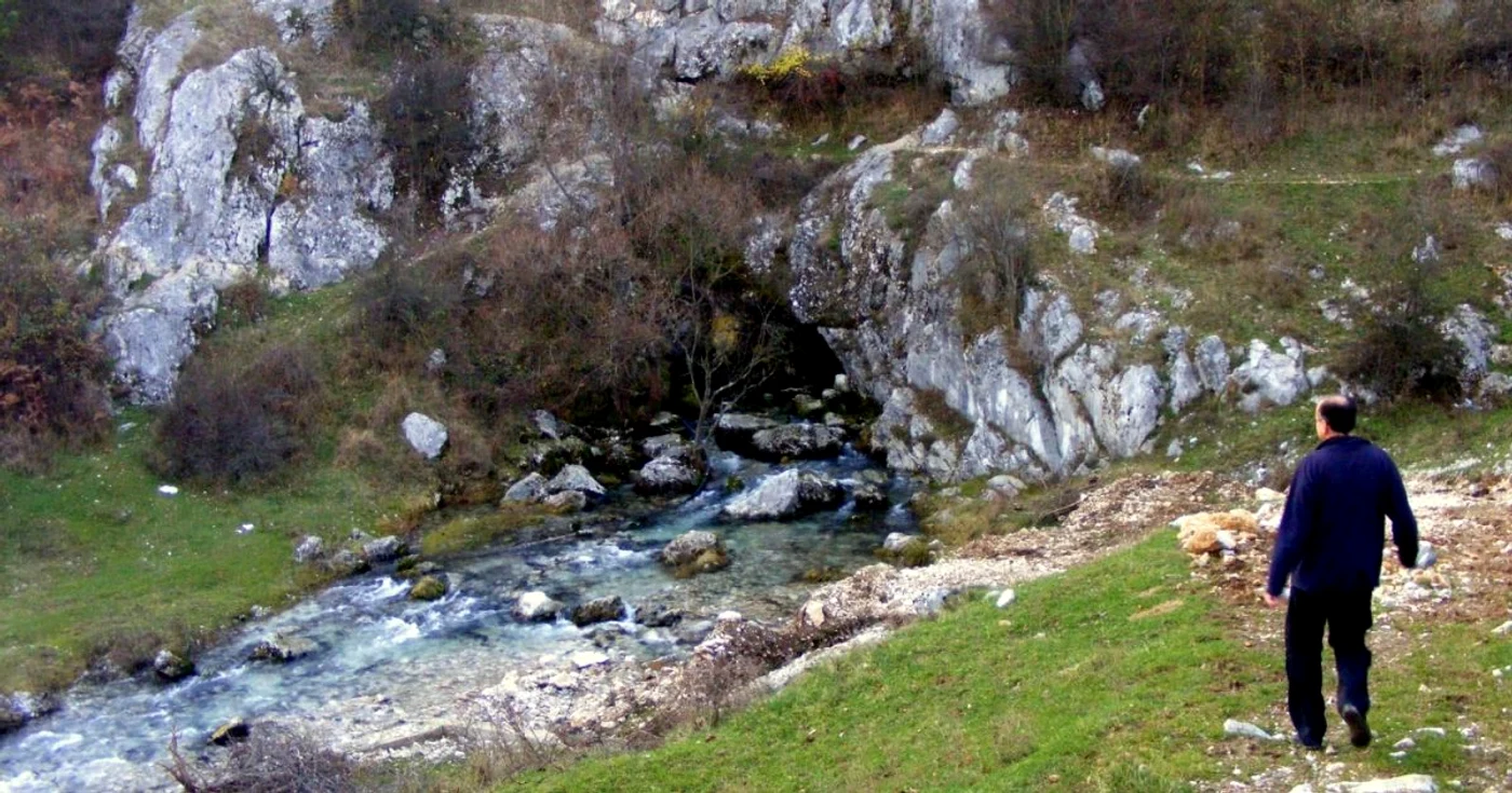 Intrare în Peştera Isverna FOTO Alexandru Popa (Speo Alpin Mehedinţi)