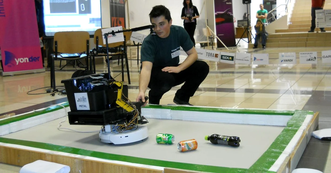 Robotul EcoSorter este creaţia a patru studenţi clujeni