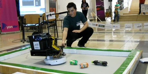 Robotul EcoSorter este creaţia a patru studenţi clujeni