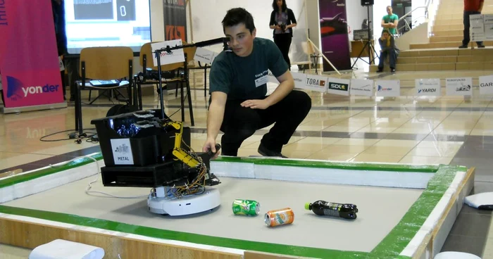 Robotul EcoSorter este creaţia a patru studenţi clujeni