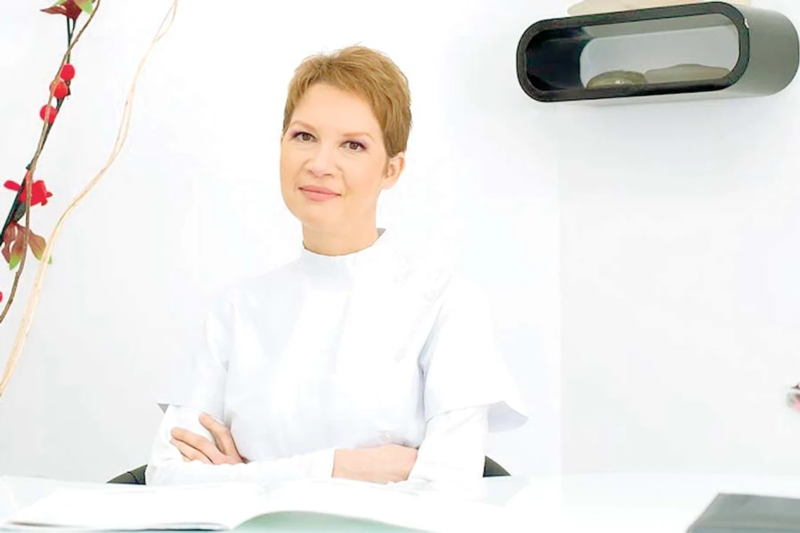 
    Cristina Isac a terminat  Facultatea de Medicină  “Carol Davila” ca şef de  promoţie. Ambii părinţi  sunt medici esteticieni  