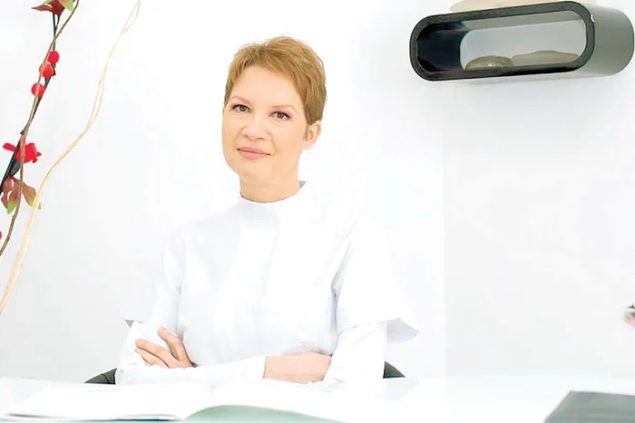 Cristina Isac a terminat Facultatea de Medicină “Carol Davila” ca şef de promoţie. Ambii părinţi sunt medici esteticieni
