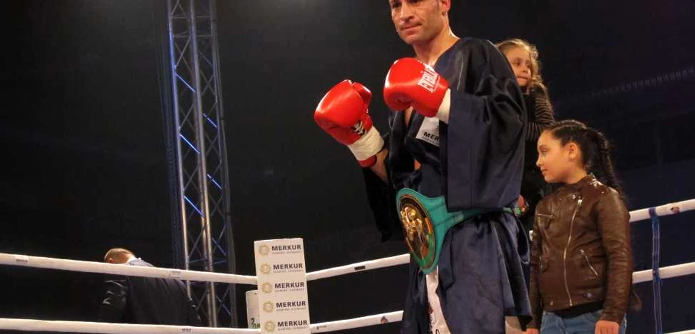 Viorel Simion și-a apărat centura WBC International * Foto: Marian Burlacu