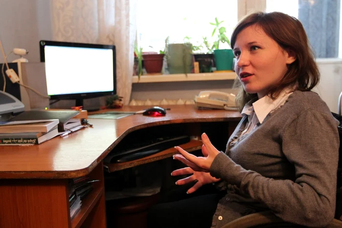 Mariana Moraru îşi găseşte foarte greu un loc de muncă. Angajatorii o resping din pricina scaunului cu rotile FOTO Tudor Iovu