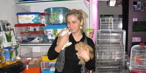 Se desparte cu greu de animăluţele pe care le vinde