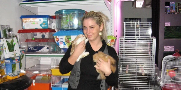 Se desparte cu greu de animăluţele pe care le vinde