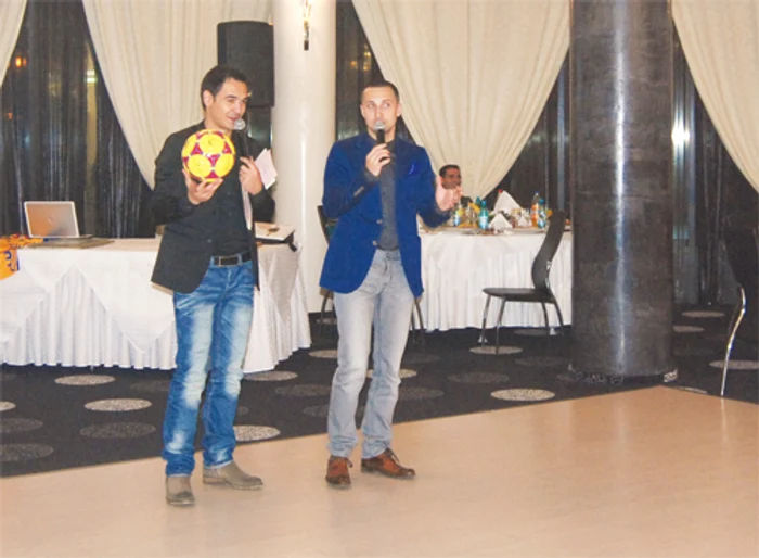 Răzvan şi Dani au prezentat licitaţia pentru mingea finalei Cupei UEFA