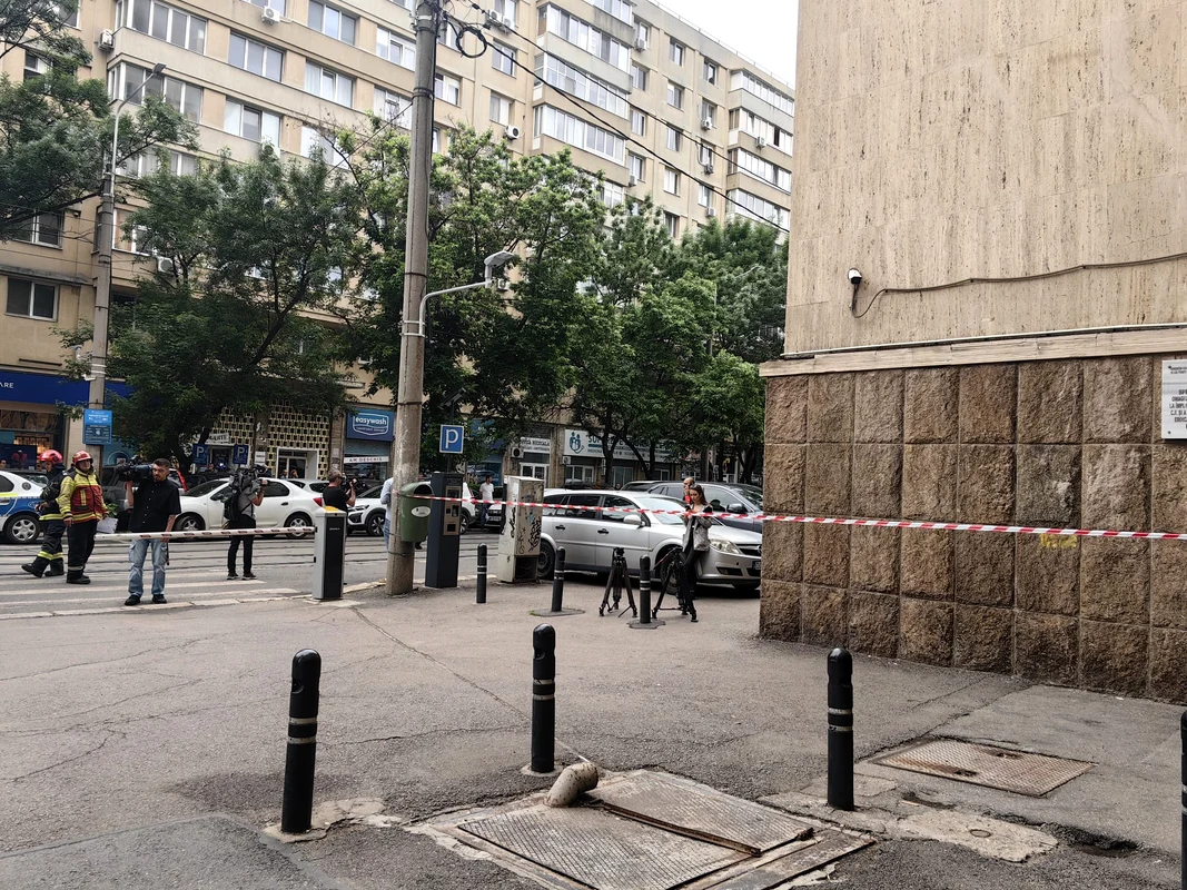 Un lift a căzut în gol la Ministerul Transporturilor din București. Mai multe persoane care se aflau înăuntru au fost rănite FOTO: Adevărul