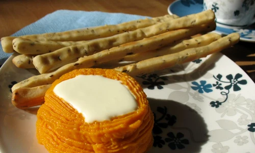 grisine cu crema de morcovi si sos de branza jpeg