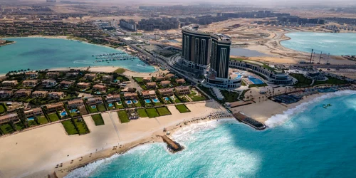El Alamein, „Maldivele Egiptului” de pe coasta Mediteranei o nouă destinație pentru turiștii români Sursă Join Up