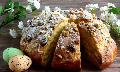 Cozonac cu nuca si stafide  Sursa foto shutterstock 257974991 jpg