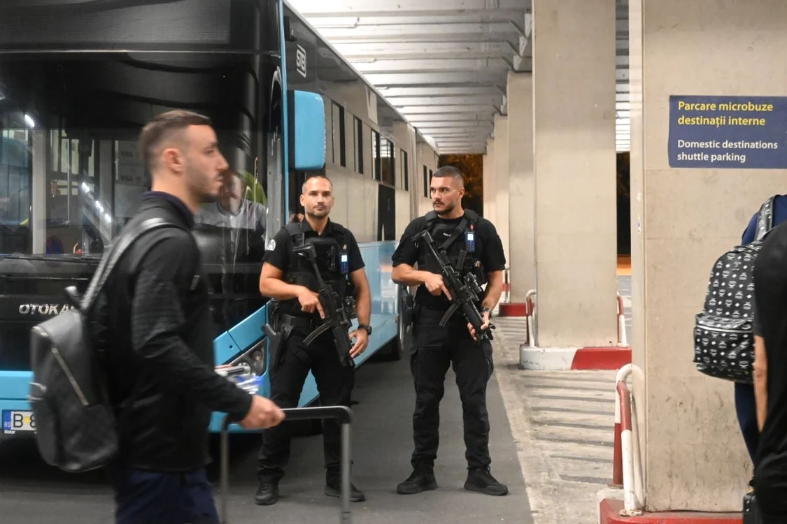 Autocarul a fost scotocit de agenți înainte de îmbarcarea jucătorilor. Foto GSP